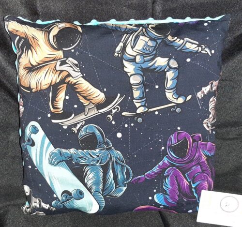 Coussin "Astronautes skate"